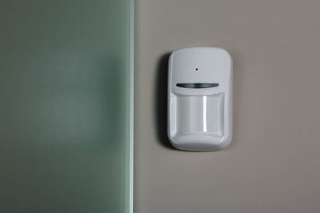 Датчик руху та розбиття скла типу "штора" U-Prox PIR Combi VB White, бездротовий, білий 4820261372281 фото